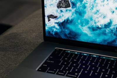 灰色织物上的macbook pro